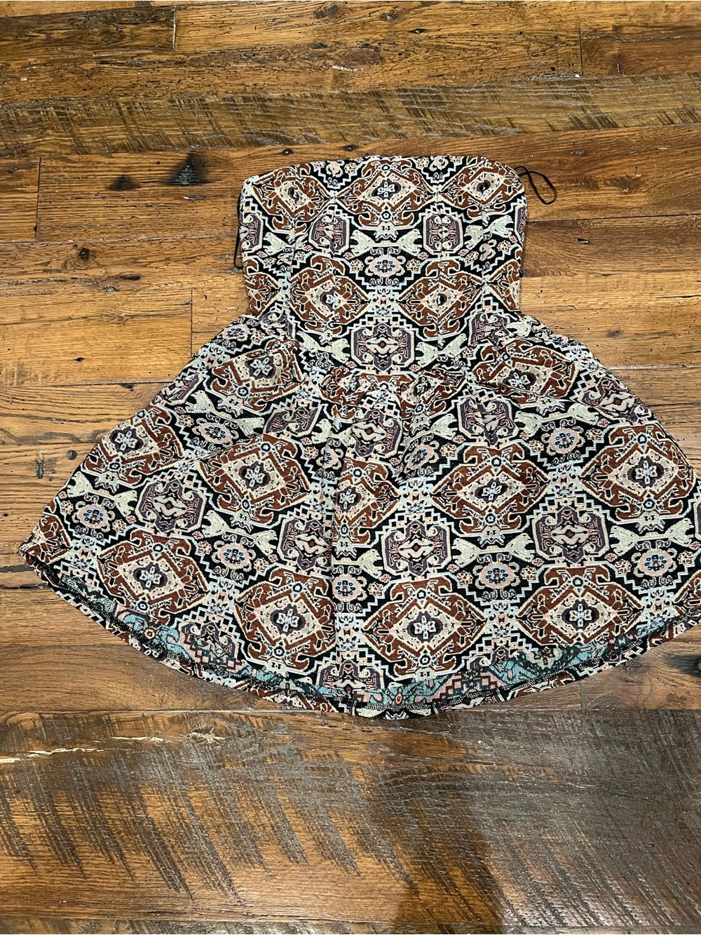 Woman Strapless Patterned dress in dark colors.